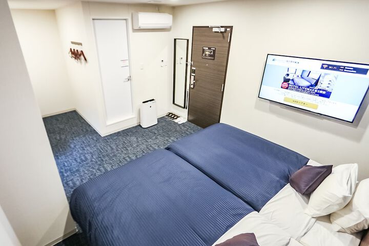 Room 8 of 16
