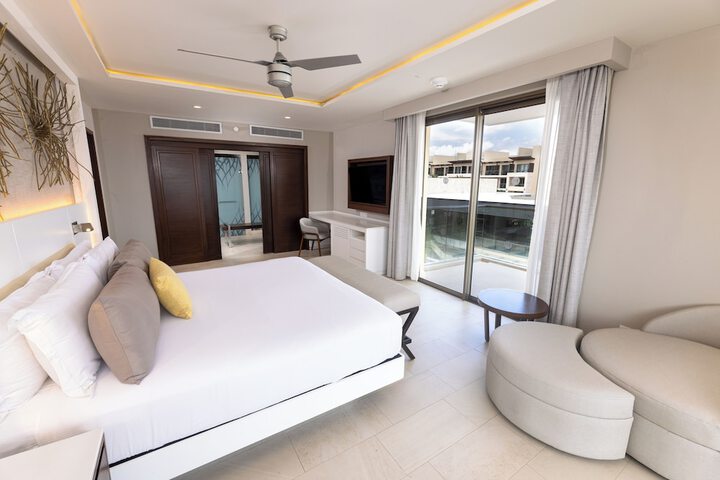 Room 28 of 213