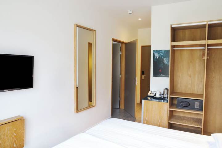 Room 8 of 65