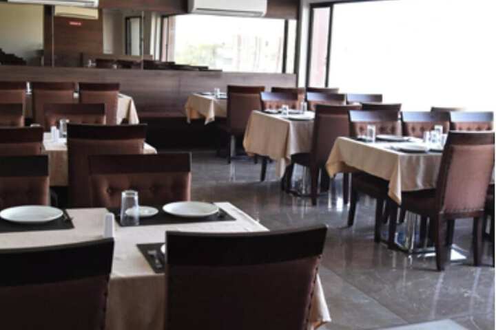 Dining 7 of 12