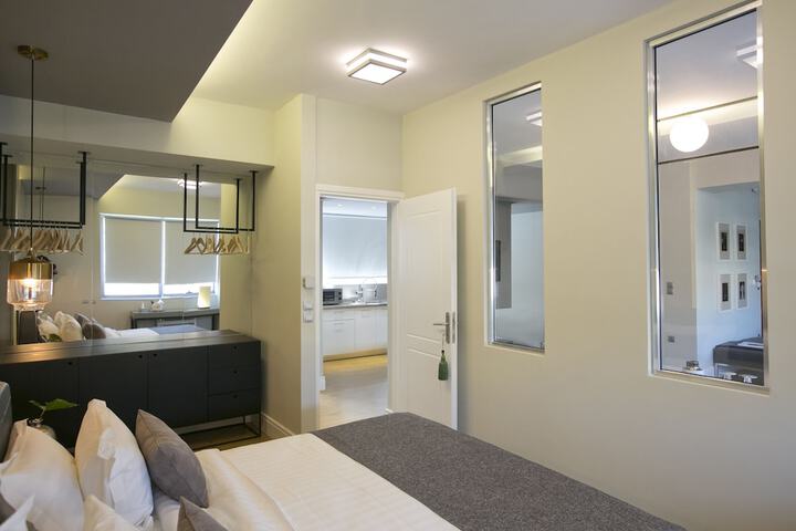 Room 6 of 102