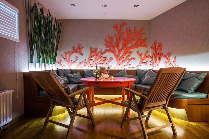 Lounge 68 of 79