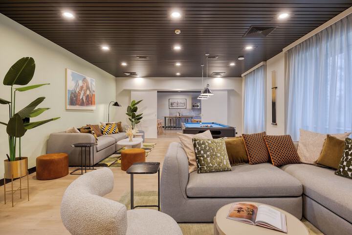 Lounge 106 of 111