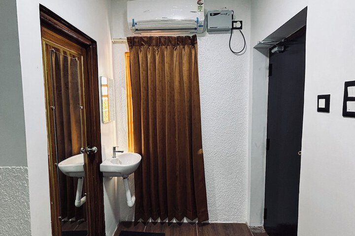 Room 5 of 27