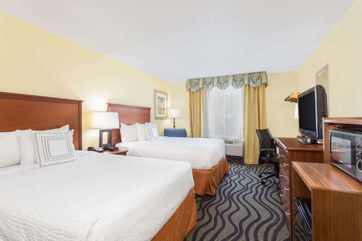 2 Double Beds (6 of 6)