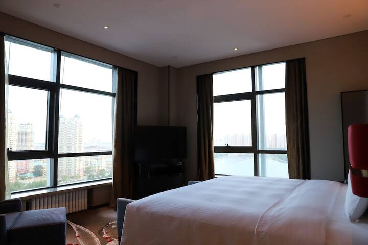 Room 12 of 18