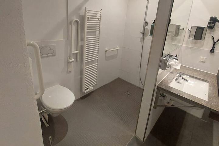 Room 13 of 18