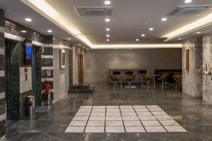 Lounge 54 of 60