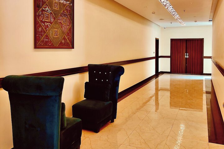 Lounge 35 of 54