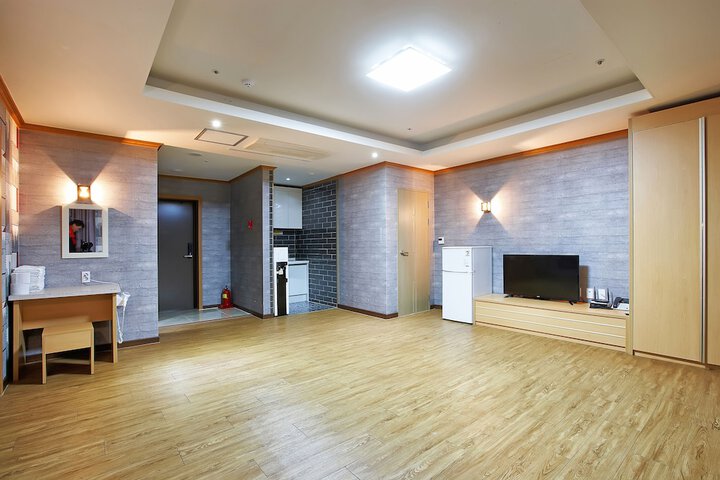 Room 8 of 62