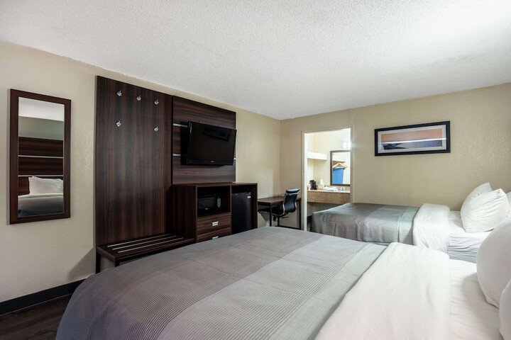 2 Queen Beds (1 of 6)