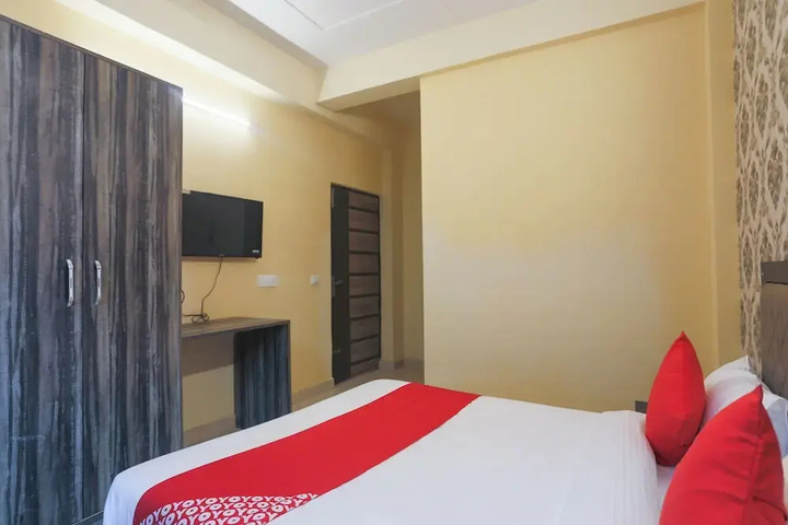 Room 5 of 12