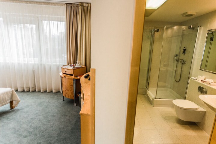 Room 62 of 102