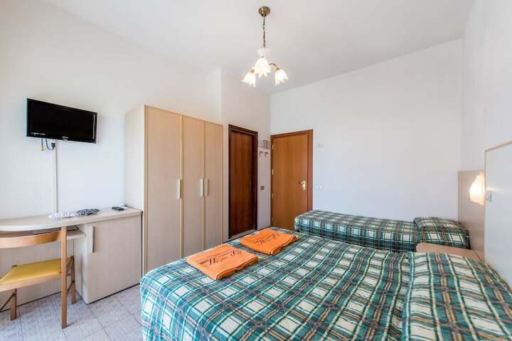 Room 6 of 30
