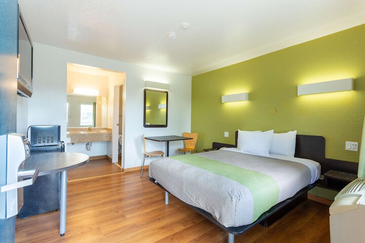 1 Queen Bed (6 of 10)