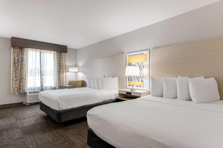 2 Queen Beds High Speed Internet Accessible Microwave, Refrigerator Full Breakfast (1 of 9)
