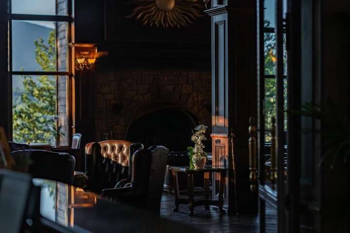 Lobby lounge