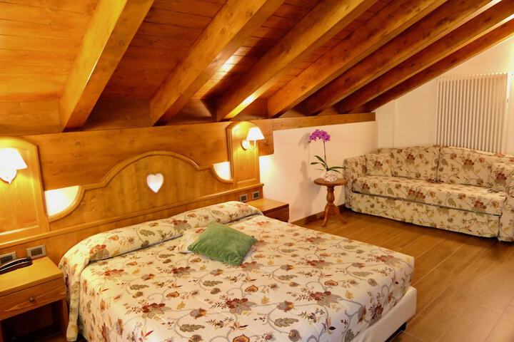 Room 6 of 18