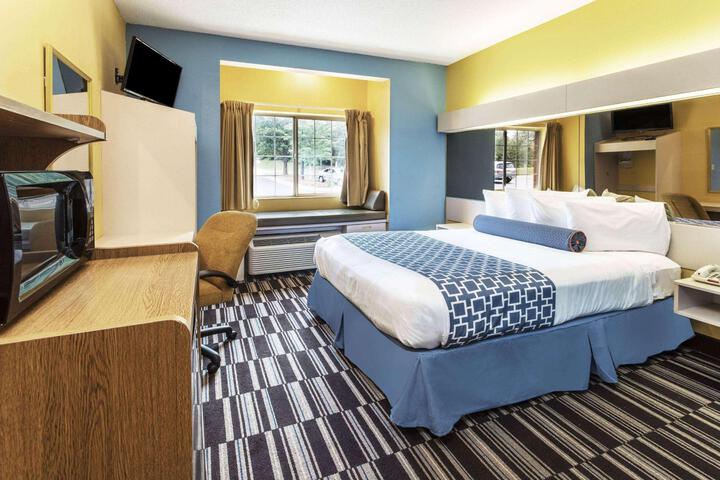 1 Queen Bed Deluxe Accessible Room (22 of 28)