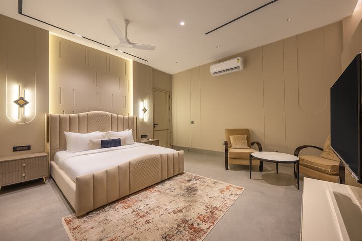 Room 4 of 25