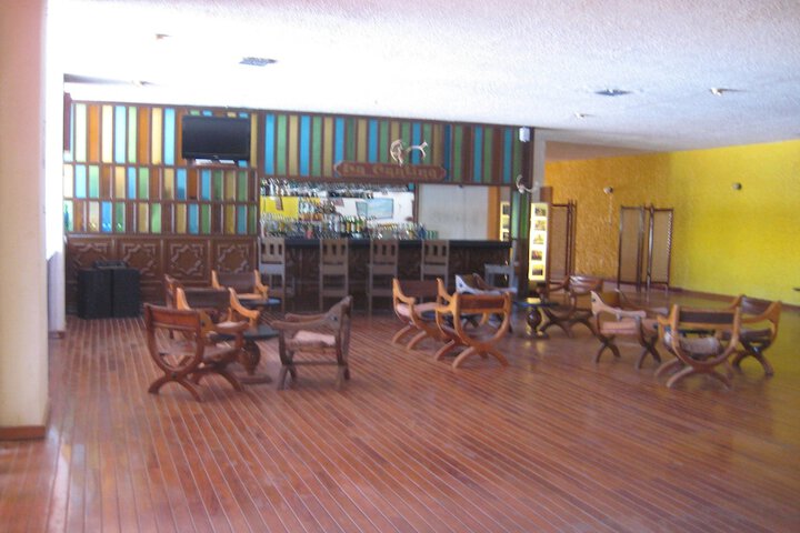 Lounge 18 of 44