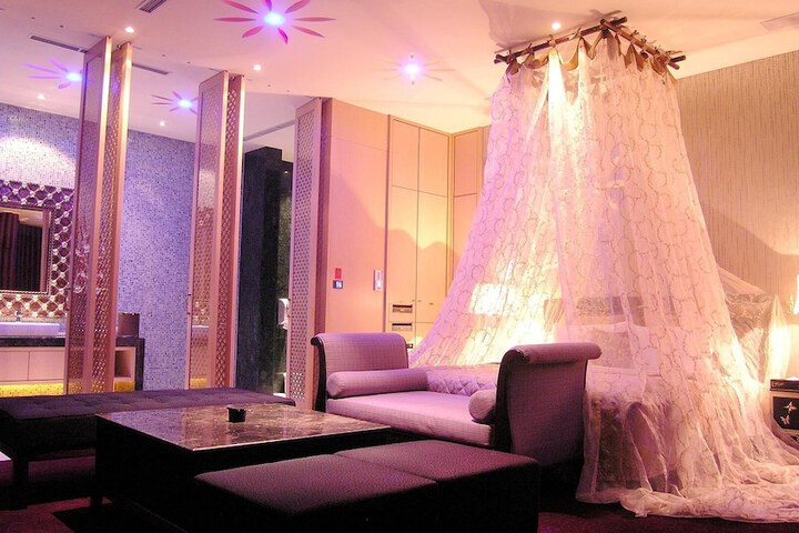Room 2 of 100