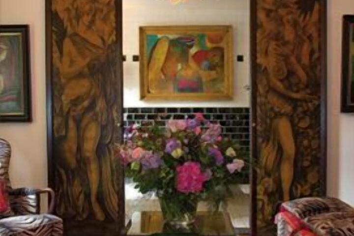 Room 8 of 33