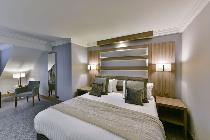 Room 2 of 100