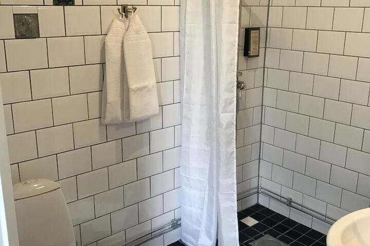 Room 16 of 40