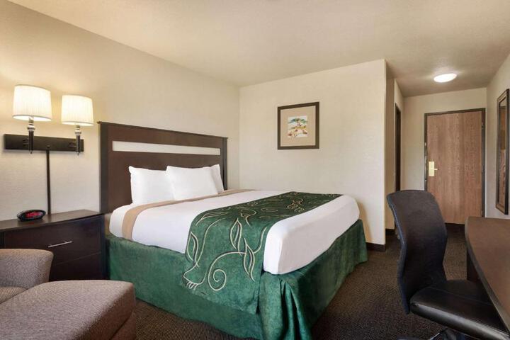 1 Queen Bed Accessible Room (6 of 13)