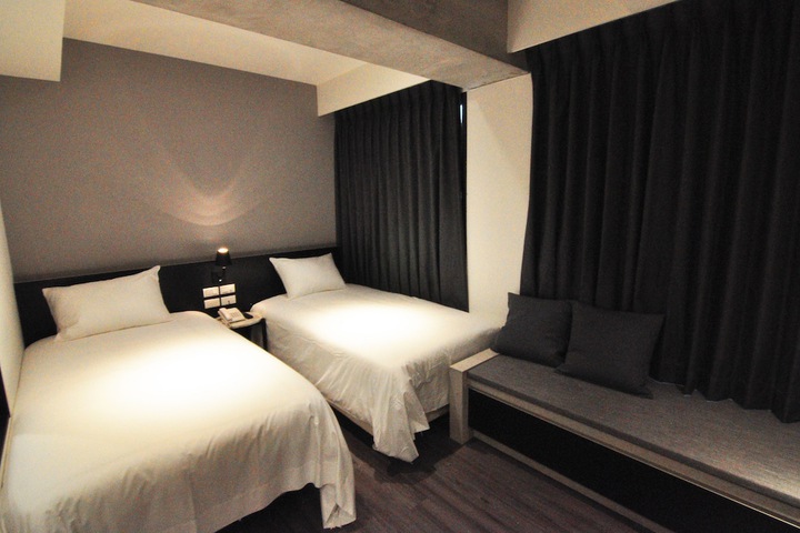 Room 27 of 77