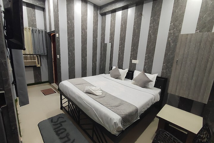 Room 6 of 17