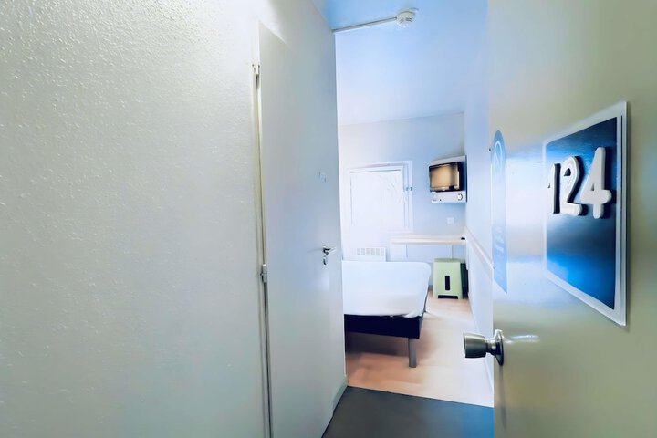 Room 8 of 44