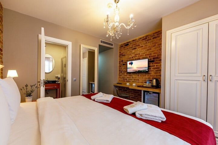 Room 6 of 17