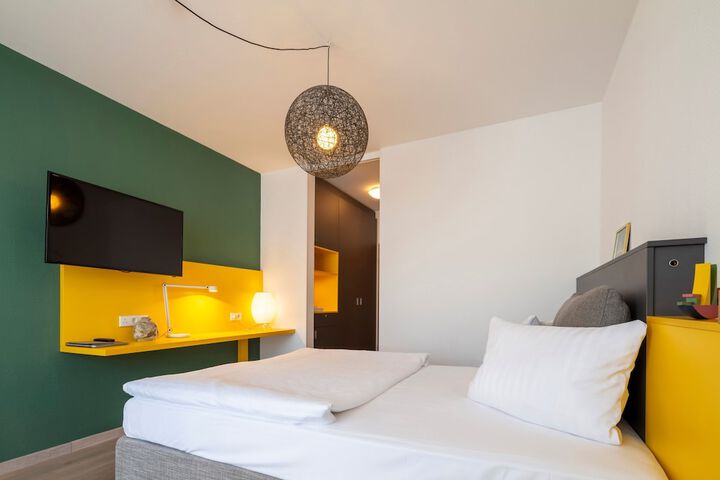 Room 16 of 76