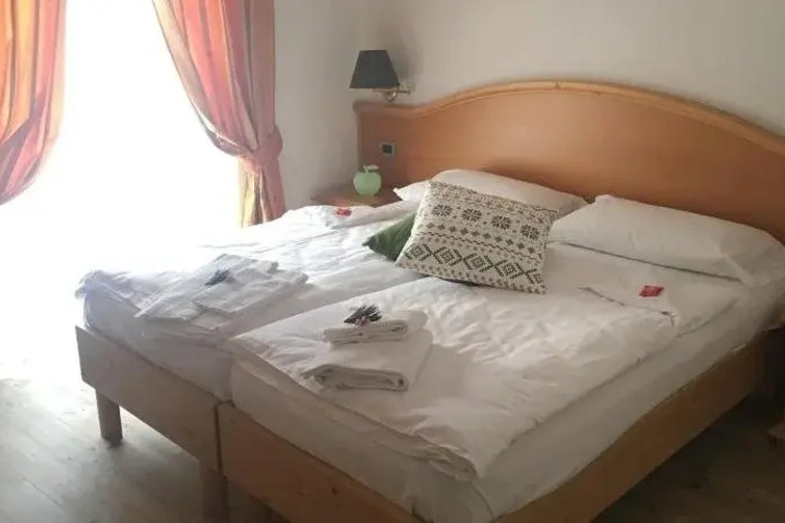 Room 6 of 18