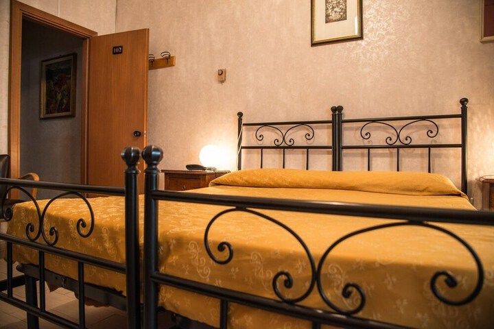 Room 9 of 34