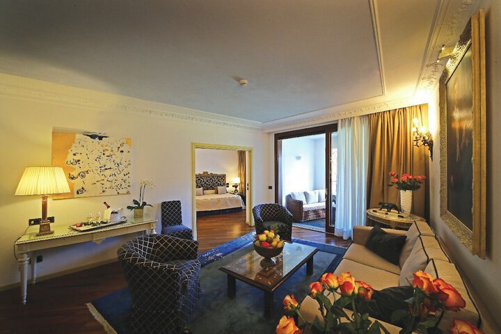 Room 8 of 87