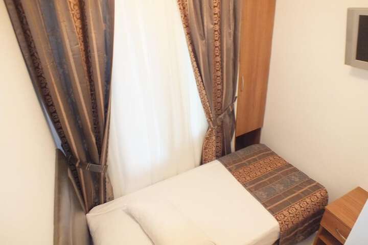 Room 16 of 32