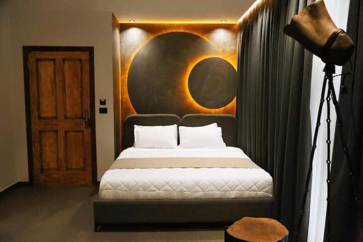Room 83 of 128