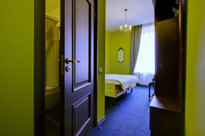 Room 12 of 25