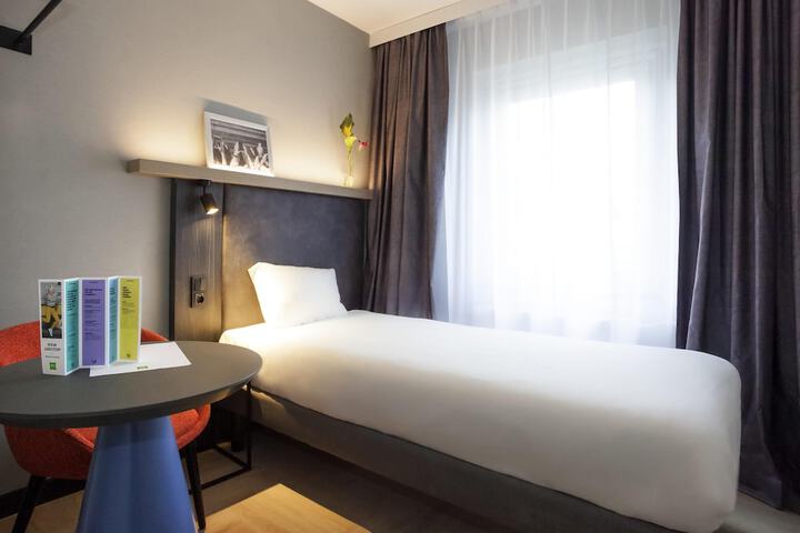 Room 33 of 104