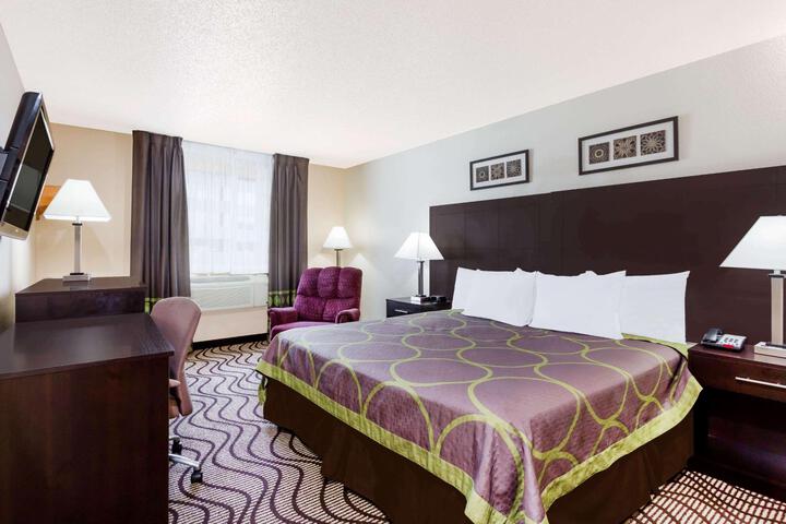 1 King Bed (2 of 7)