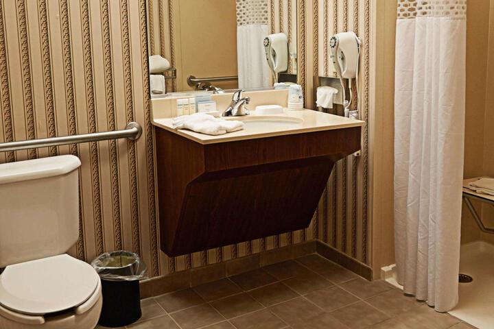 2 Queen Beds with Micro Refrigerator (4 of 9)