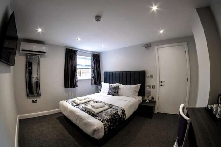 Room 4 of 18