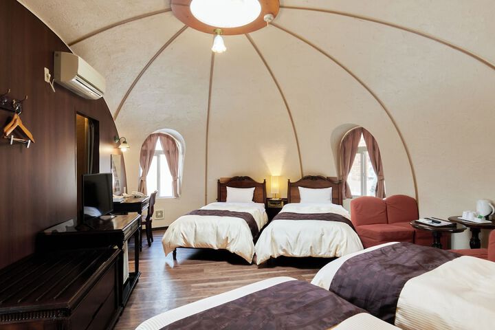 Room 3 of 100