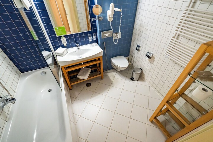 Room 105 of 176