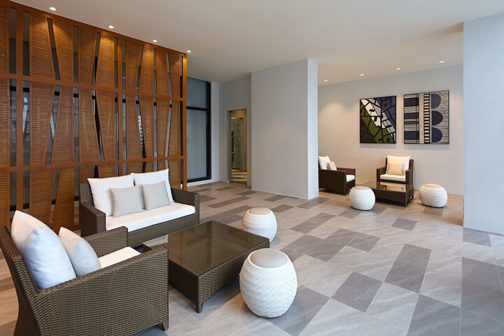 Lounge 76 of 100