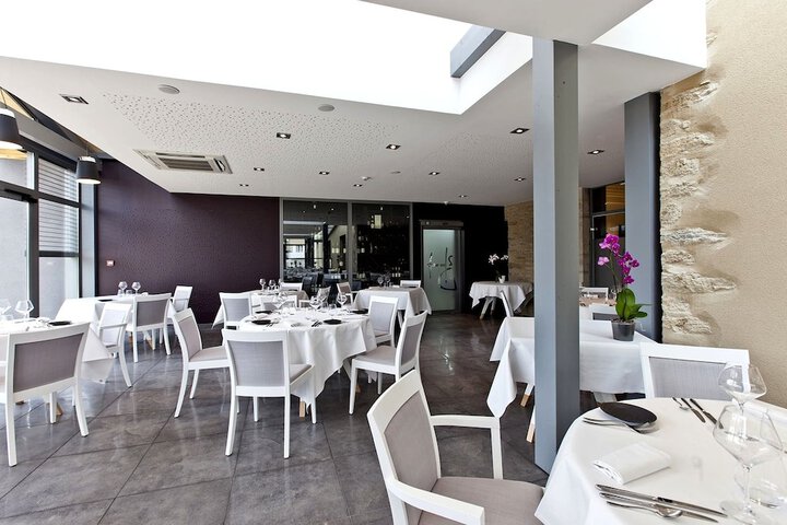 Dining 30 of 61