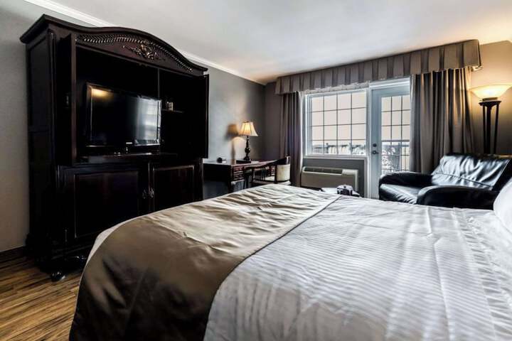 1 Queen Bed Accessible (19 of 27)